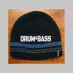 Drum and Bass čierna pletená čiapka stredne hrubá vo vnútri naviac zateplená, univerzálna veľkosť, materiálové zloženie 100% akryl